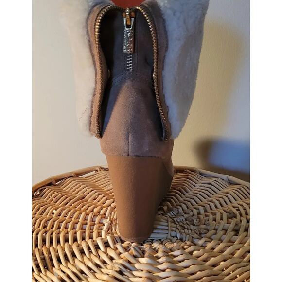 Boots Michael Kors Women 10M Suede Tan Shearling Wedge Gold MK Zipper 4.5in Heel - Picture 10 of 13